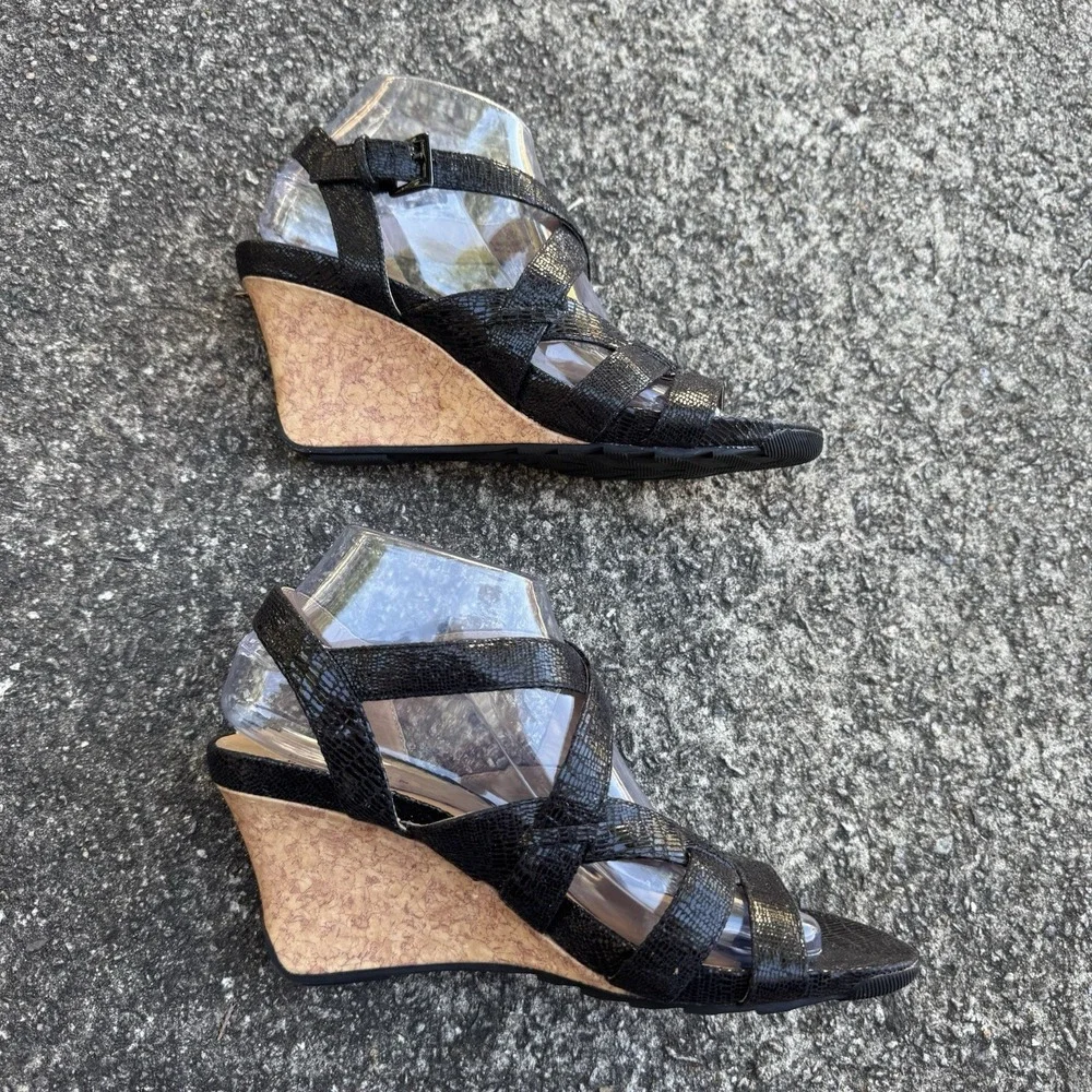 Kenneth Cole Reaction Womens 8‎ M Cedar Pine Black Patent Wedge Sandal *Peeling*